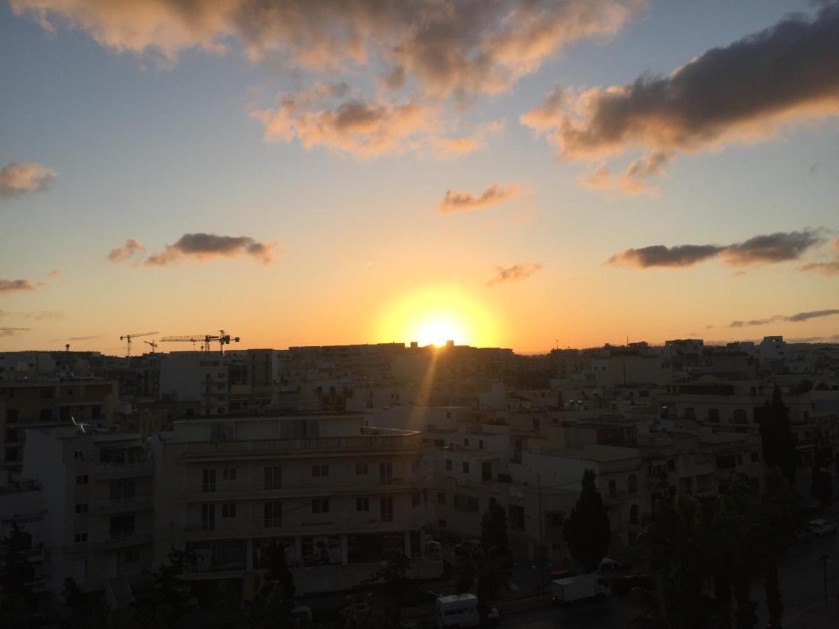 Bugibba Sunrise View Modern Apartment セント・ポールズ・ベイ エクステリア 写真